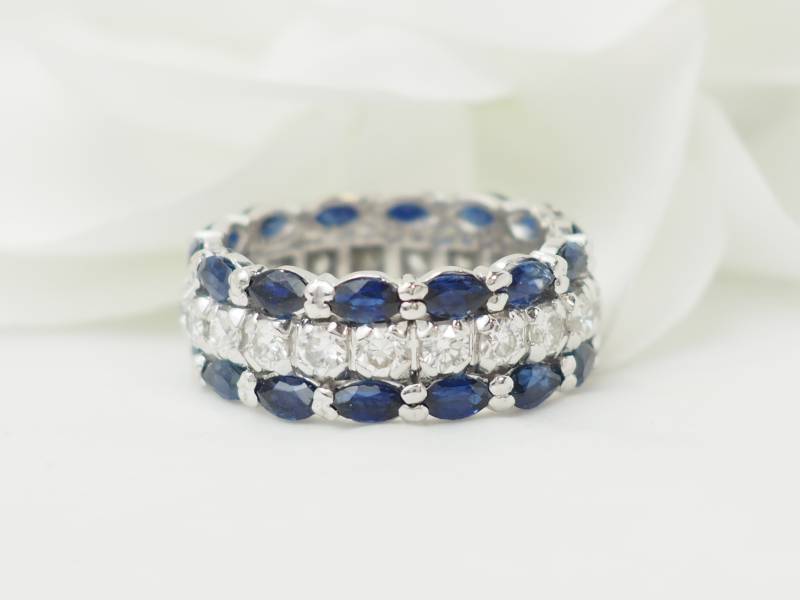 Bague en or blanc sertie de saphirs et diamants