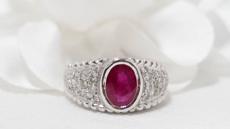 Acheter bague bandeau en or blanc sertie d'un rubis et diamants en vente près d'Aix en Provence