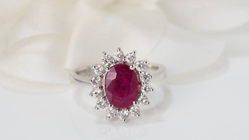 Bague marguerite en or blanc et rubis en vente à Marseille