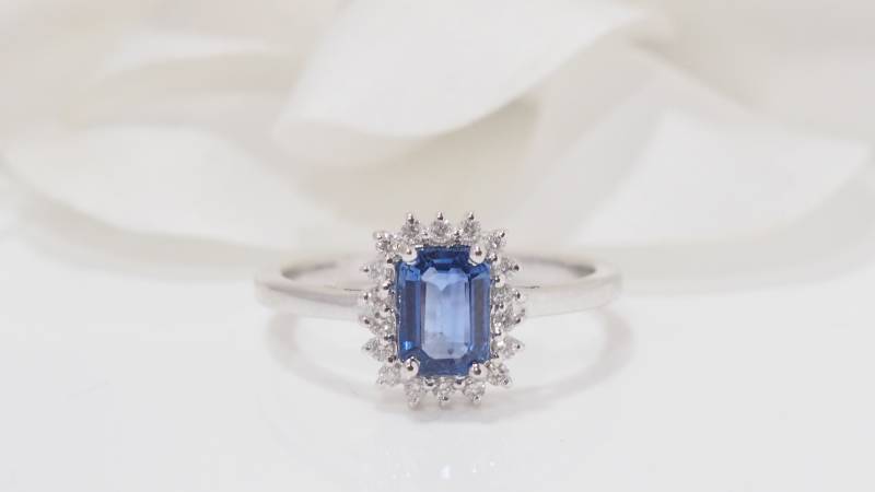 Bague entourage en or blanc et saphir de Ceylan en vente à Marseille