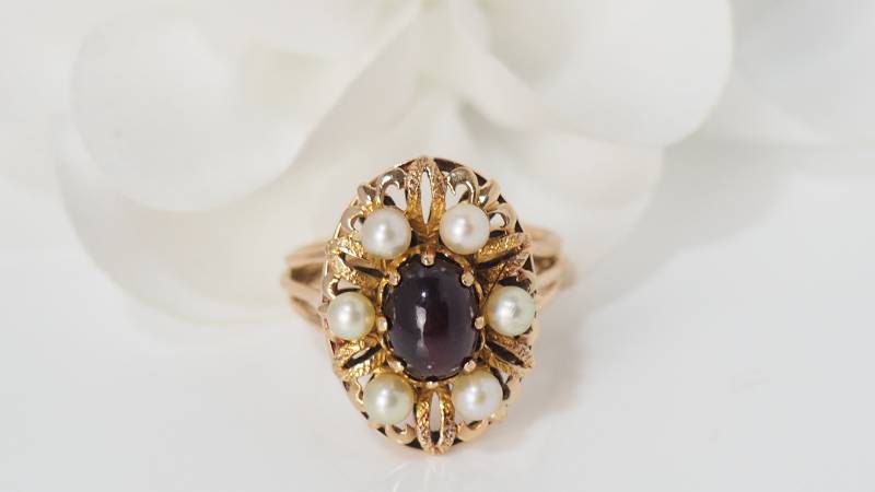 Bague vintage en or jaune, cabochon de grenat et perles en vente près d'Aubagne - rf 31803