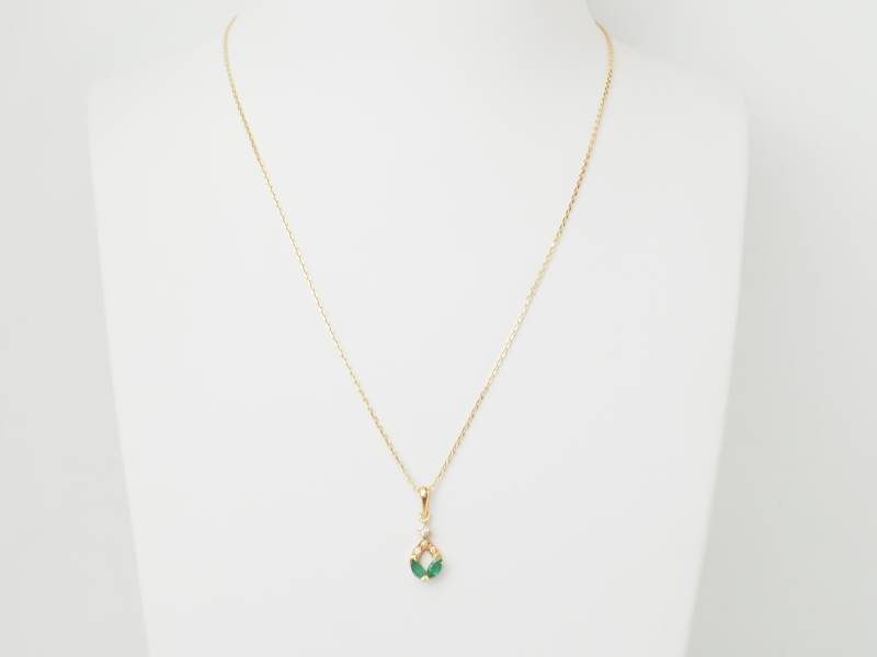 Collier pendentif en or jaune, émeraudes et diamants