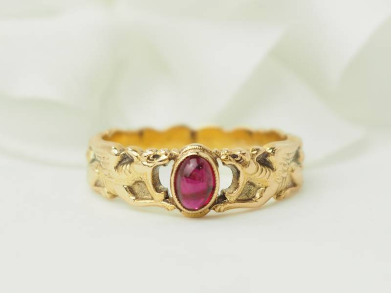 Bague ancienne en or jaune et rubis en cabochon