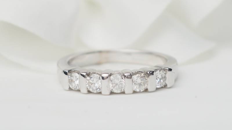 Demi alliance en or blanc et diamants