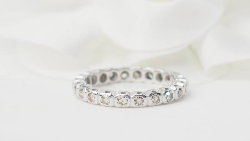 Alliance américaine en or blanc et diamants