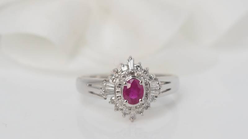 Bague en platine, rubis ovale et diamants  près de la Canebière à Marseille - rf 31244