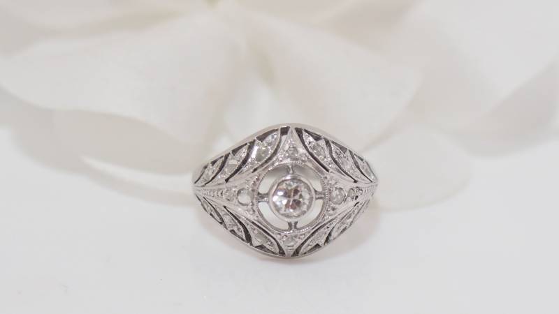 Bague Art Déco ajourée en or blanc et platine ornée de diamants en vente près d'Aubagne