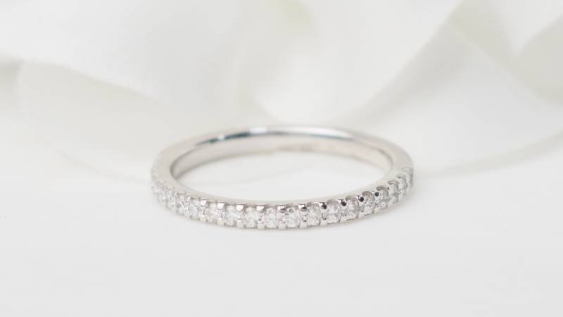 Demi alliance en or blanc et diamants