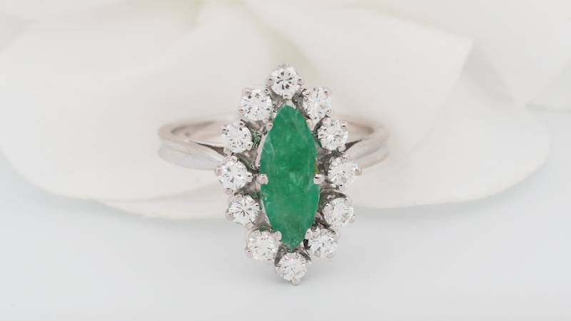 Bague marquise en or blanc, émeraude et diamants 