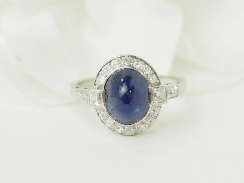 Bague Art  Déco en platine, saphir et diamants