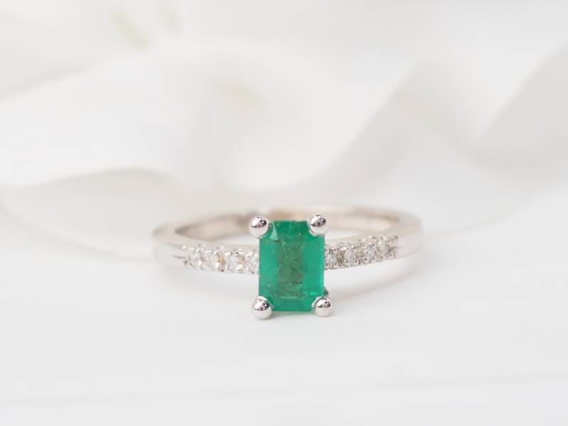 Bague solitaire en or blanc et émeraude en vente à Marseille