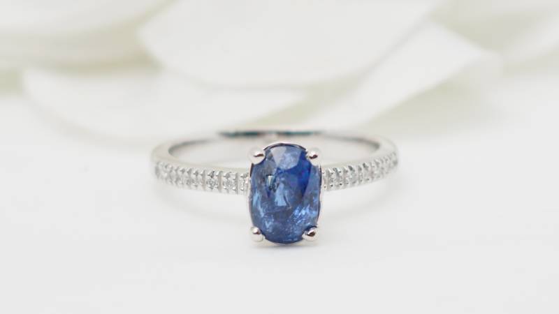 Bague en or blanc, saphir ovale et diamants - rf 29190