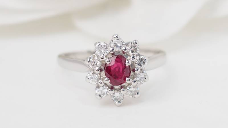 Bague marguerite en or blanc, rubis et diamants - rf 31286