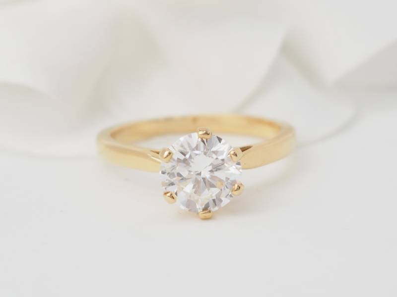 Bague solitaire en or jaune et diamant 