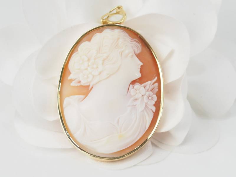 Pendentif ancien en or jaune et camée