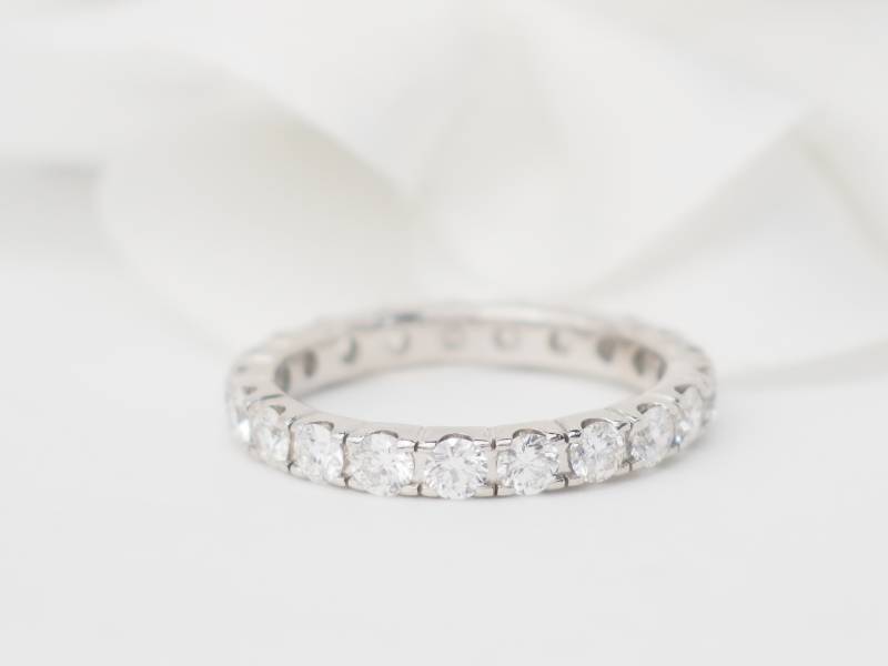 Bague alliance américaine en or blanc et diamants