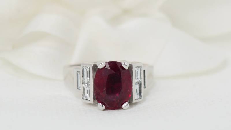 Bague en or blanc rubis et diamants en vente à Marseille