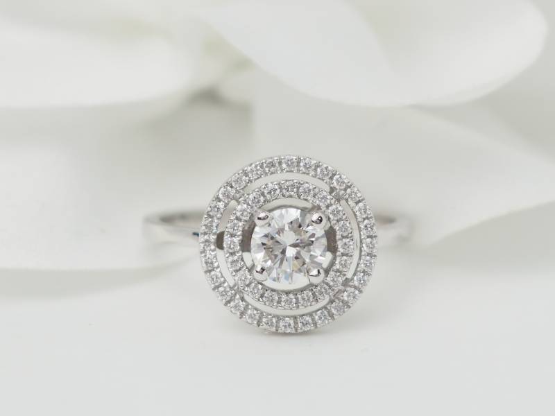 Bague solitaire en or blanc et diamant