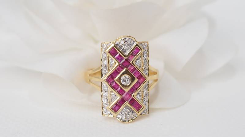 Bague vintage en or jaune, rubis et diamants en vente à Marseille - rf 32050