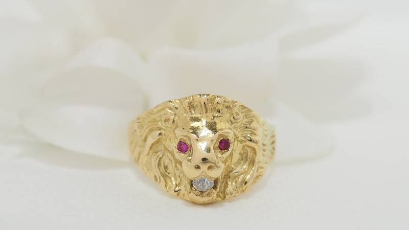 Bague chevalière Lion en or jaune et diamant en vente près d'Aubagne