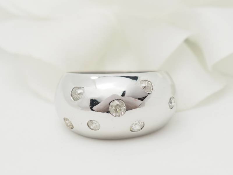 Bague jonc large en or blanc sertie de diamants taille ancienne