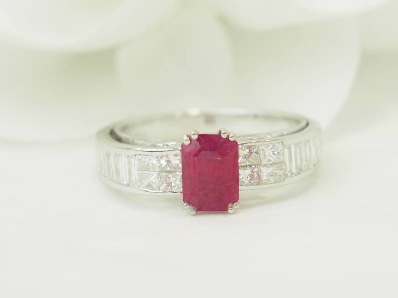 Idée cadeau en or blanc et rubis en vente à Marseille