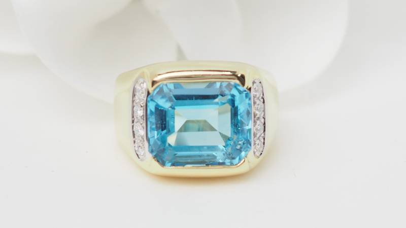 Bague en or jaune, topaze bleue et diamants
