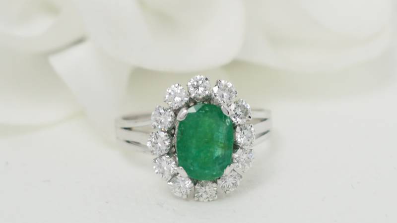 Bague entourage en or blanc, émeraude ovale et diamants en vente à Marseille - rf 32326