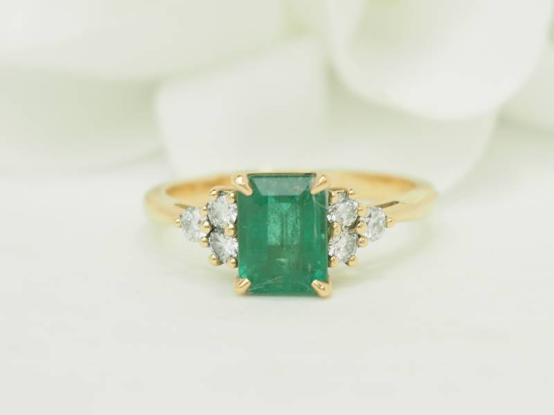 Bague en or jaune 18kt sertie d’une émeraude naturelle de Zambie 1,62ct et diamants brillants E VS.