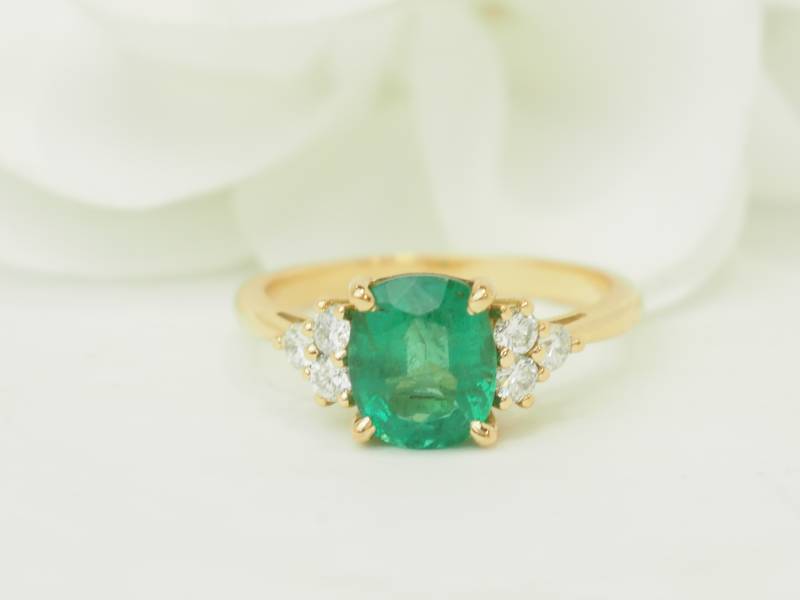 Bague en or jaune 18kt sertie d’une émeraude naturelle du Brésil de 2cts et diamants brillants E VS.