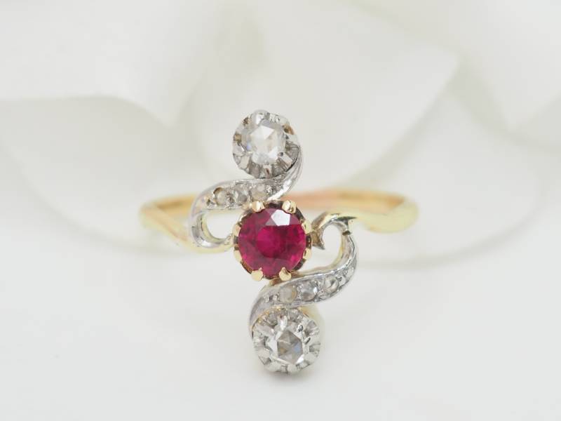 Bague marquise en or jaune, rubis et diamants en vente à Marseille - rf 33121