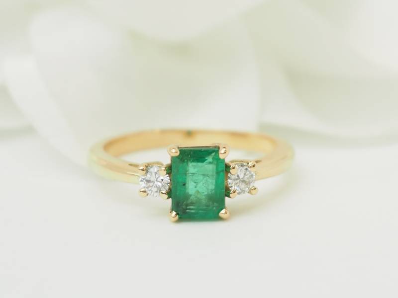 Bague en or jaune 18kt sertie d’une émeraude naturelle de Zambie 0,85ct et diamants brillants E VS.