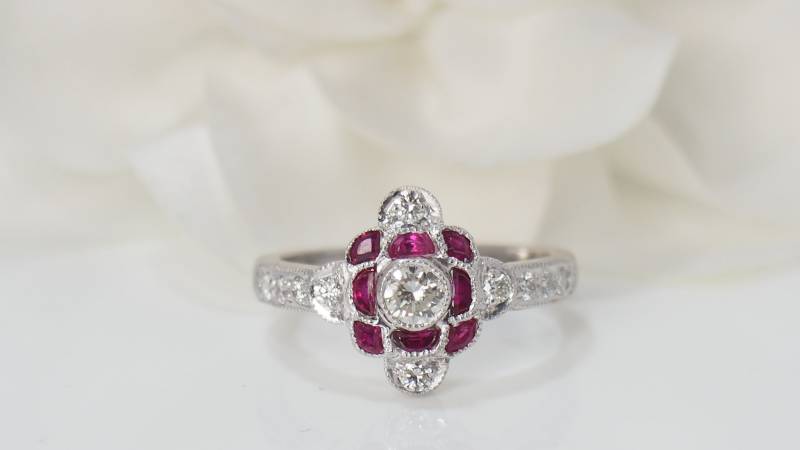 Bague fleurette en or blanc, rubis calibrés et diamants en vente  dans le 1er à Marseille - rf 31939