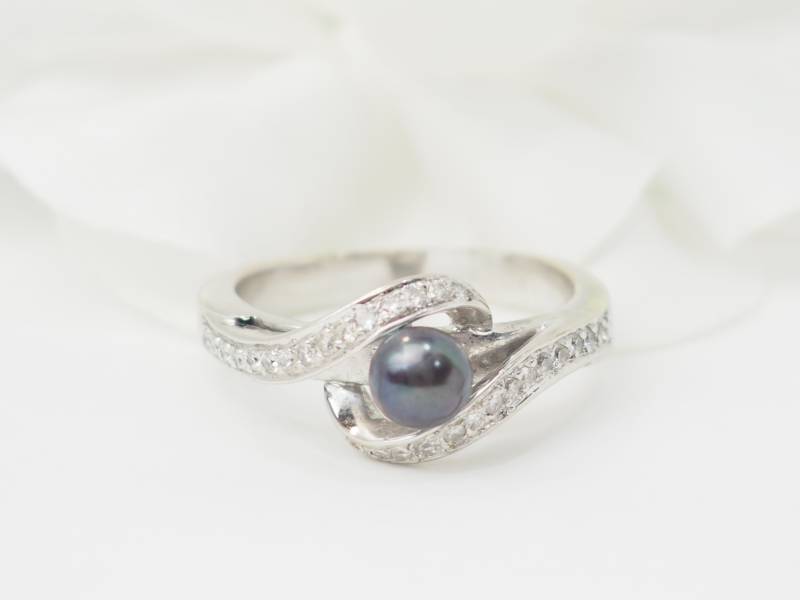 Bague croisée en or blanc, perle de Tahiti et diamants en vente à Marseille