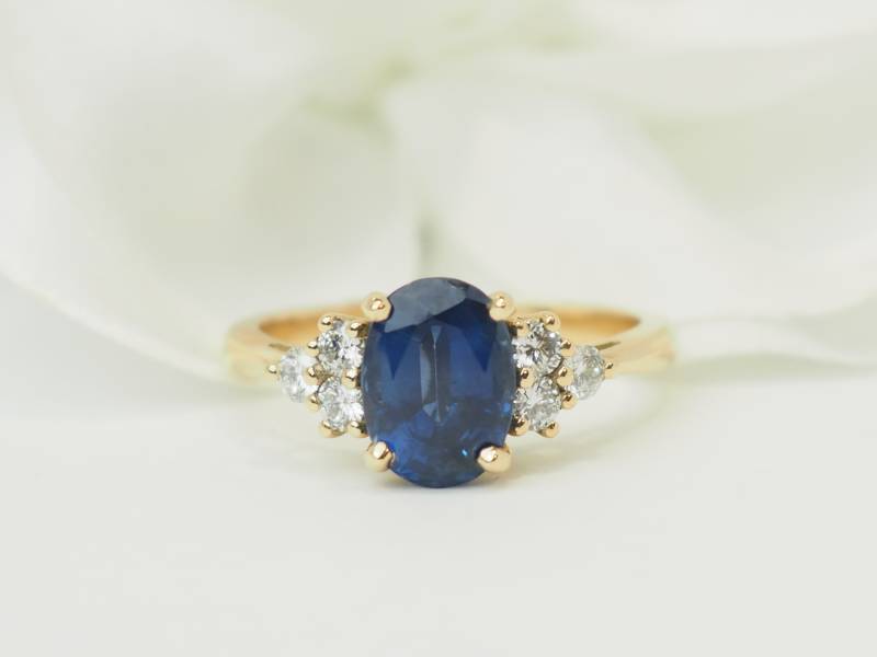 Bague raffinée en or jaune 18 carats – saphir 2,45ct et diamants brillants.