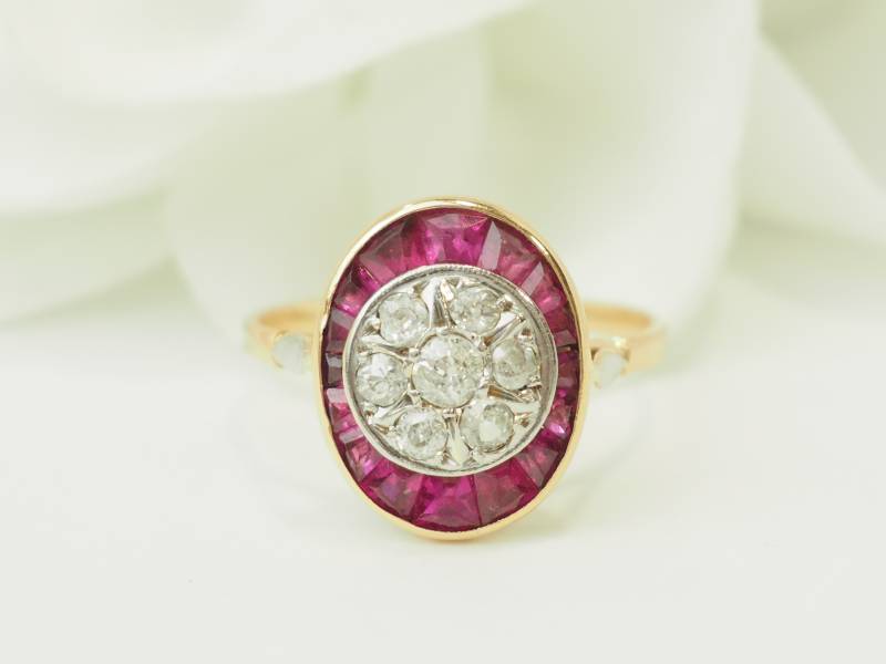 Bague ancienne Art Nouveau en or jaune 18kt et platine sertie de rubis calibrés et diamants taille rose.