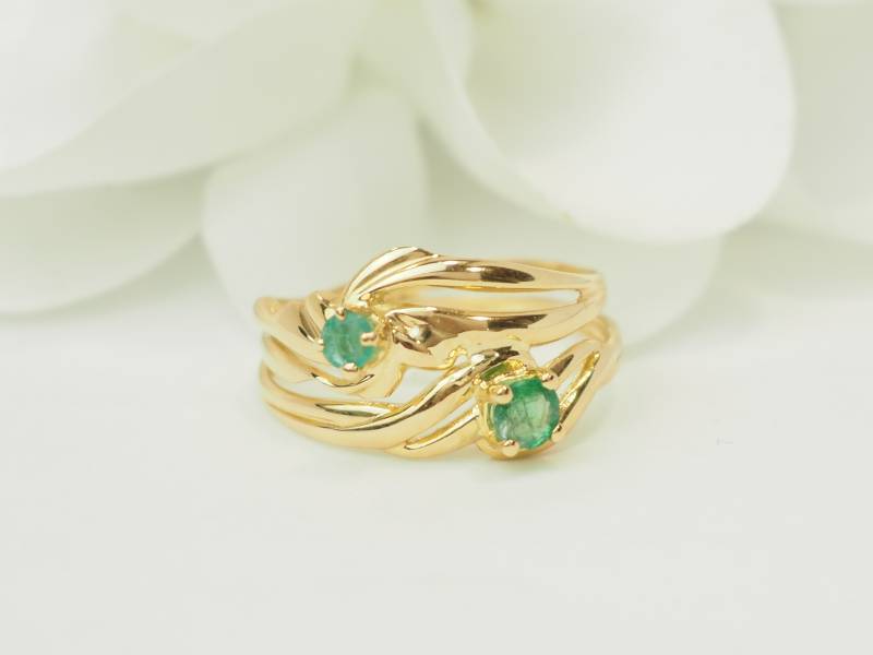 Bague vintage en or jaune 18 carats sertie de deux émeraudes naturelles.