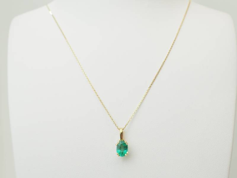 Émeraude naturelle verte montée sur or jaune 18 carats.