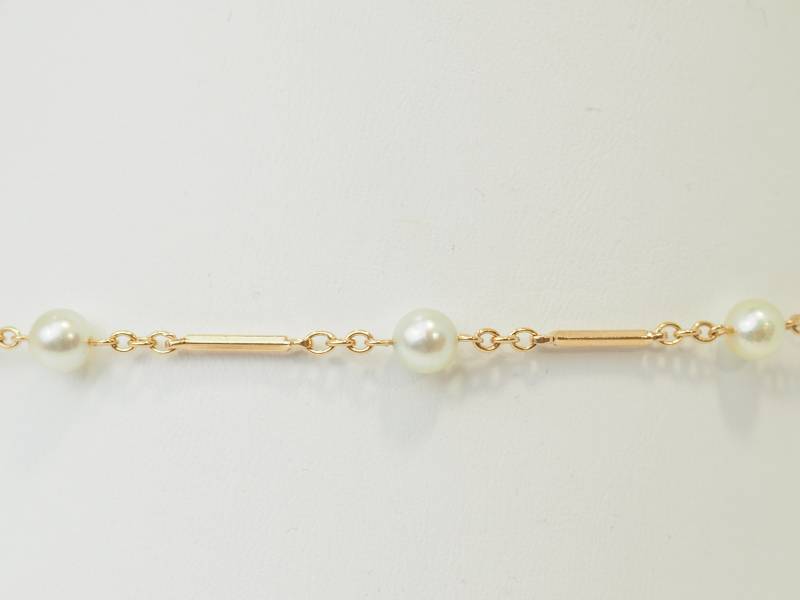 Bracelet en or jaune 18 carats serti de cinq perles de culture naturelles.