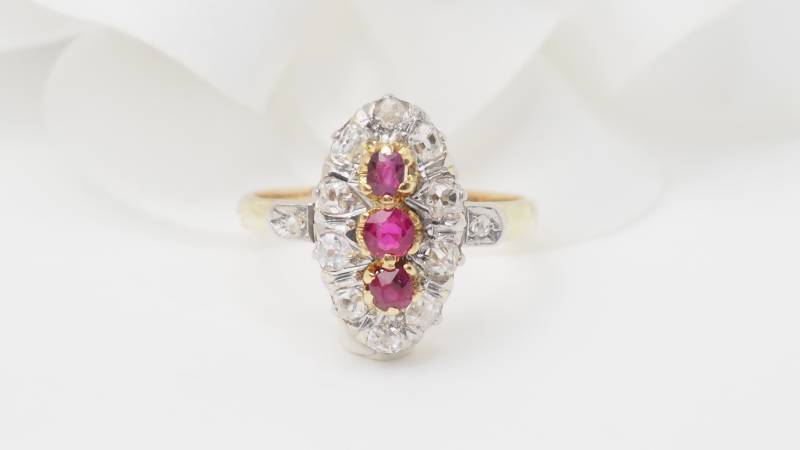 Bague ovale en or jaune, rubis et diamants - rf 32780