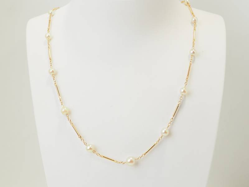 Collier élégant en or jaune et perles naturelles de culture.