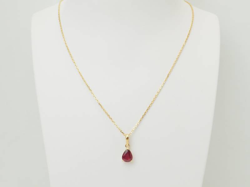 Collier pendentif rubis naturel élégant et intemporel pour femme.