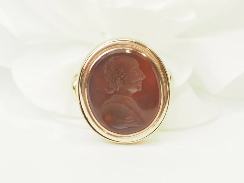 Bague ancienne en or jaune et or rose sertie d'une intaille sur cornaline.