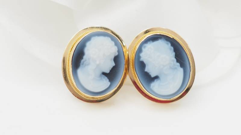 Boucles d'oreilles en or jaune et camée sur onyx