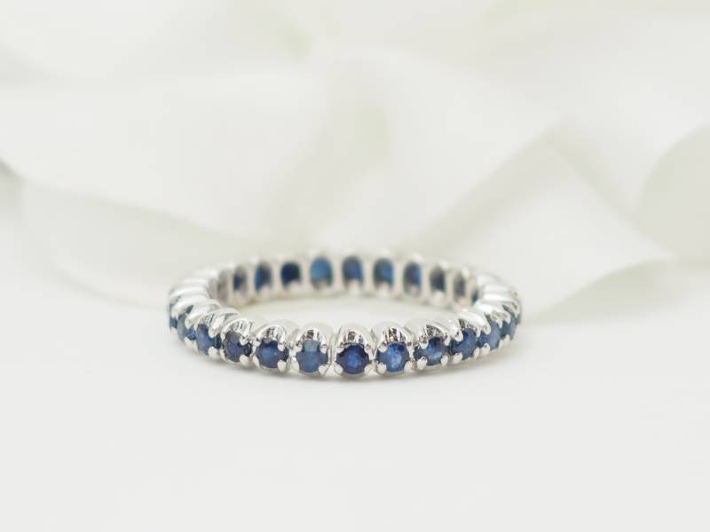 Alliance complète en or blanc 18 carats sertie de saphirs naturels.