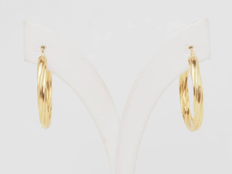 Créoles torsadées en or jaune 18 carats.