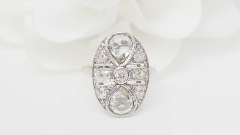 Bague Art Déco en or blanc et diamants taille ancienne en forme de poire
