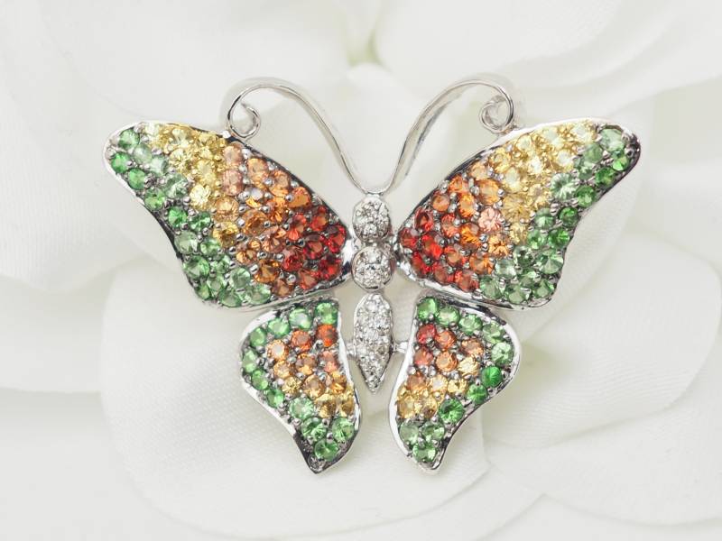 Broche papillon en or blanc et en pierres fines 