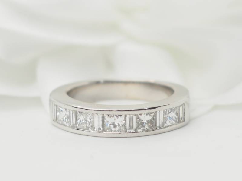 Demi alliance en or blanc et diamants